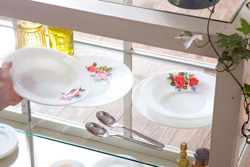 アンティーク雑貨　イギリスビンテージ　JAJ　パイレックス　Cottage Rose(コテージ ローズ)シリーズ　ミルクガラスのプレート2枚セット(洋食器)