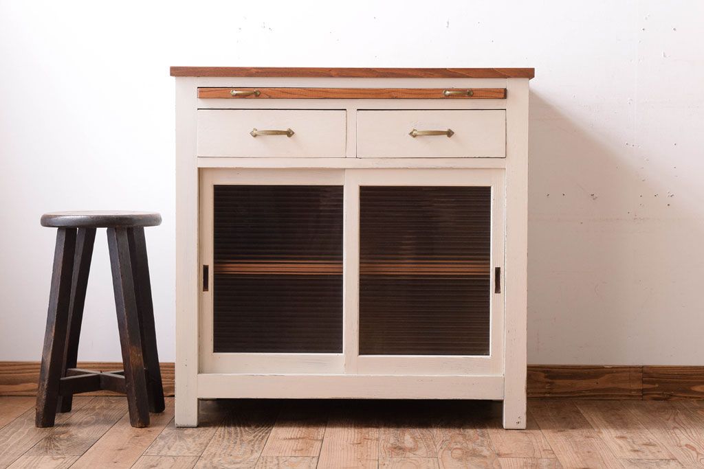 アンティーク家具　モールガラス入り!アンティークペイントのガラス戸収納棚(サイドキャビネット)