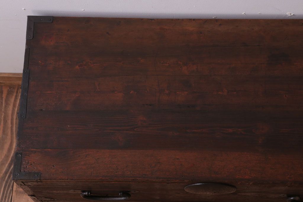 アンティーク家具　シンプル　丸金具付きの和製アンティーク衣装箪笥(時代箪笥ローボード)(3)