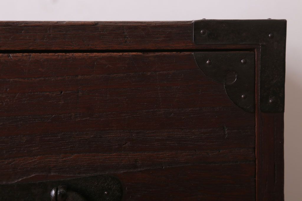 アンティーク家具　シンプル　丸金具付きの和製アンティーク衣装箪笥(時代箪笥ローボード)(3)