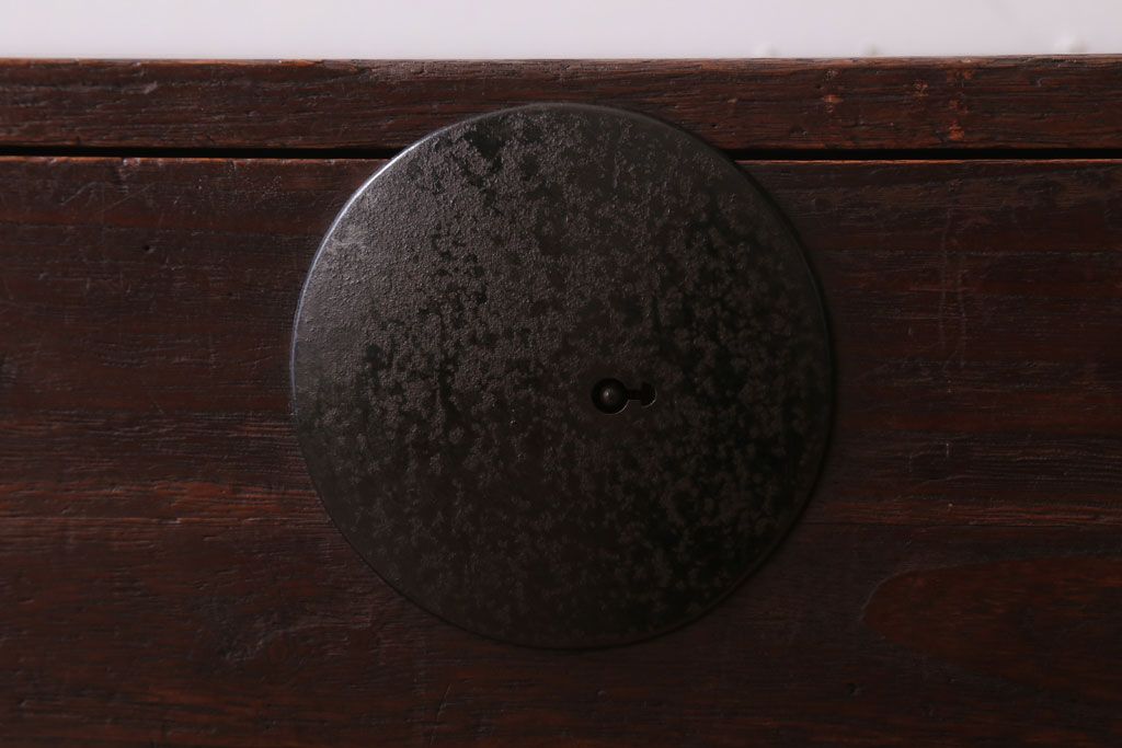 アンティーク家具　シンプル　丸金具付きの和製アンティーク衣装箪笥(時代箪笥ローボード)(3)