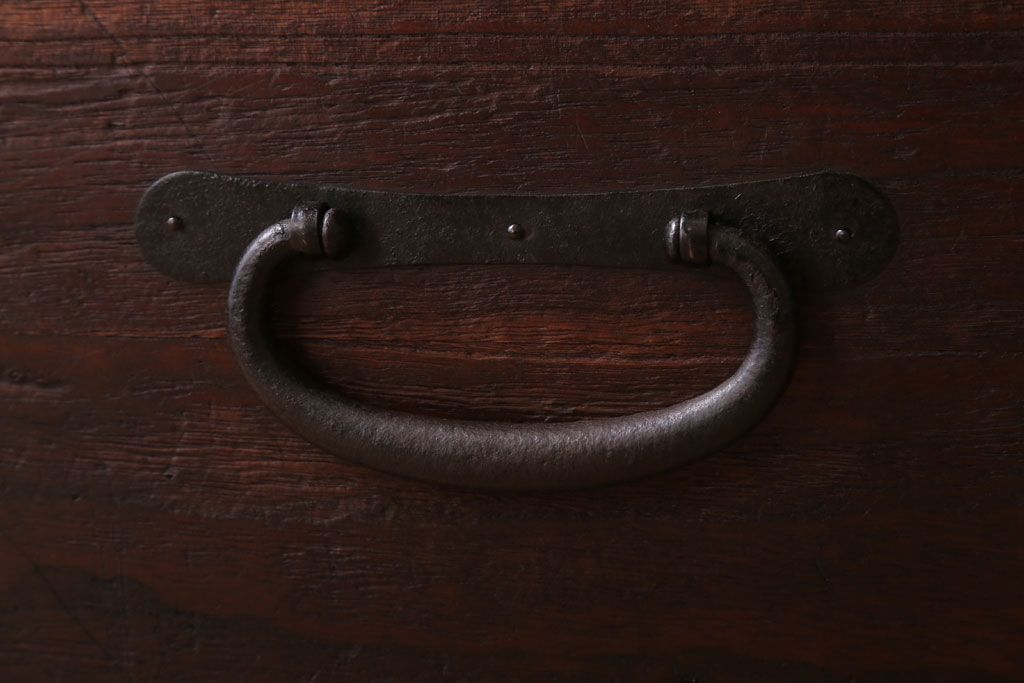 アンティーク家具　シンプル　丸金具付きの和製アンティーク衣装箪笥(時代箪笥ローボード)(3)