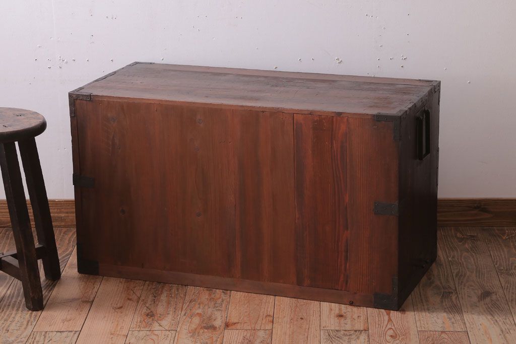 アンティーク家具　シンプル　丸金具付きの和製アンティーク衣装箪笥(時代箪笥ローボード)(3)
