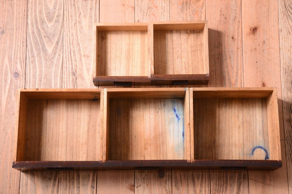 アンティーク家具　古い木の上品な和製アンティーク茶箪笥(茶棚)