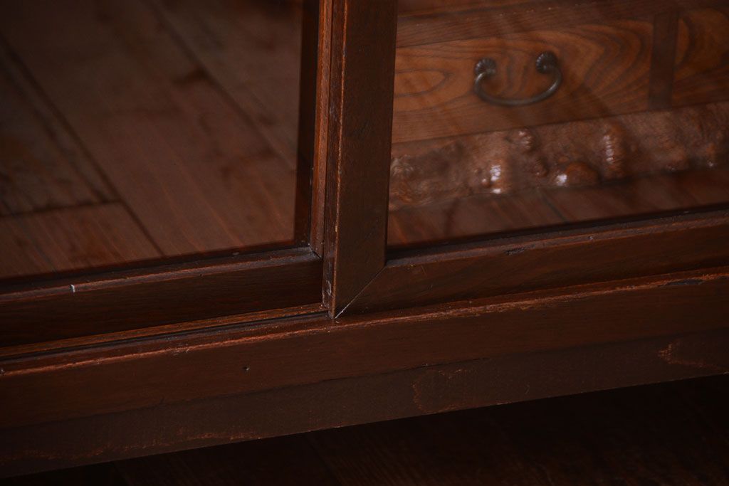 アンティーク家具　結霜ガラス入り!上品な和製アンティークの脚付き欅材茶棚