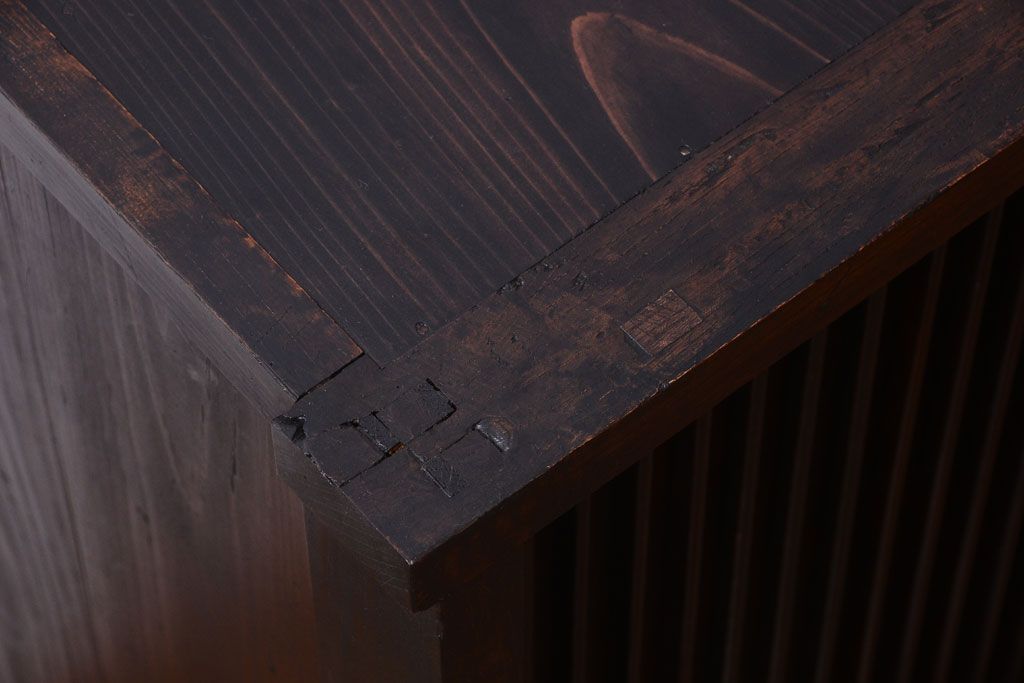 アンティーク家具　前面欅材　古民具・骨董　アンティークの小さな水屋箪笥(戸棚)
