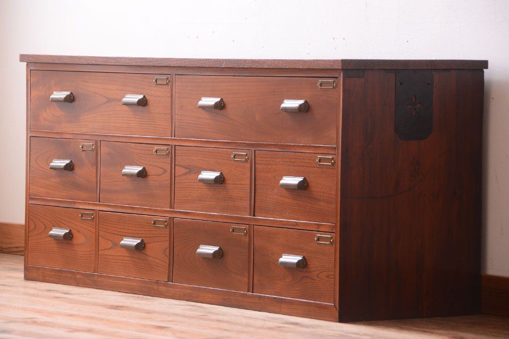 アンティーク家具　栗材天板のリメイク品　前面欅材の和製アンティークローボード(1)(ローチェスト)