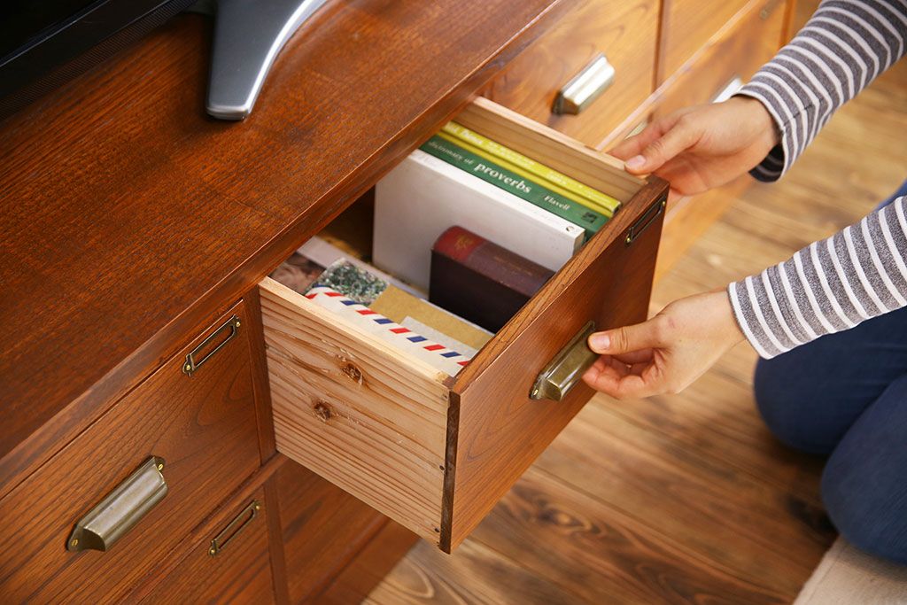 アンティーク家具　栗材天板のリメイク品　前面欅材の和製アンティークローボード(2)(ローチェスト)
