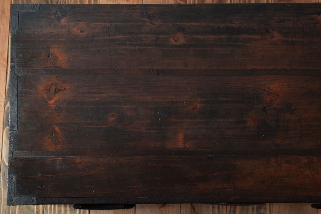 アンティーク家具　丸金具付き　シンプルな和製アンティーク衣装箪笥(時代箪笥ローボード)