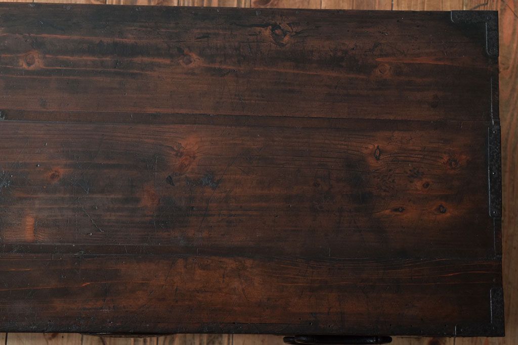 アンティーク家具　丸金具付き　シンプルな和製アンティーク衣装箪笥(時代箪笥ローボード)