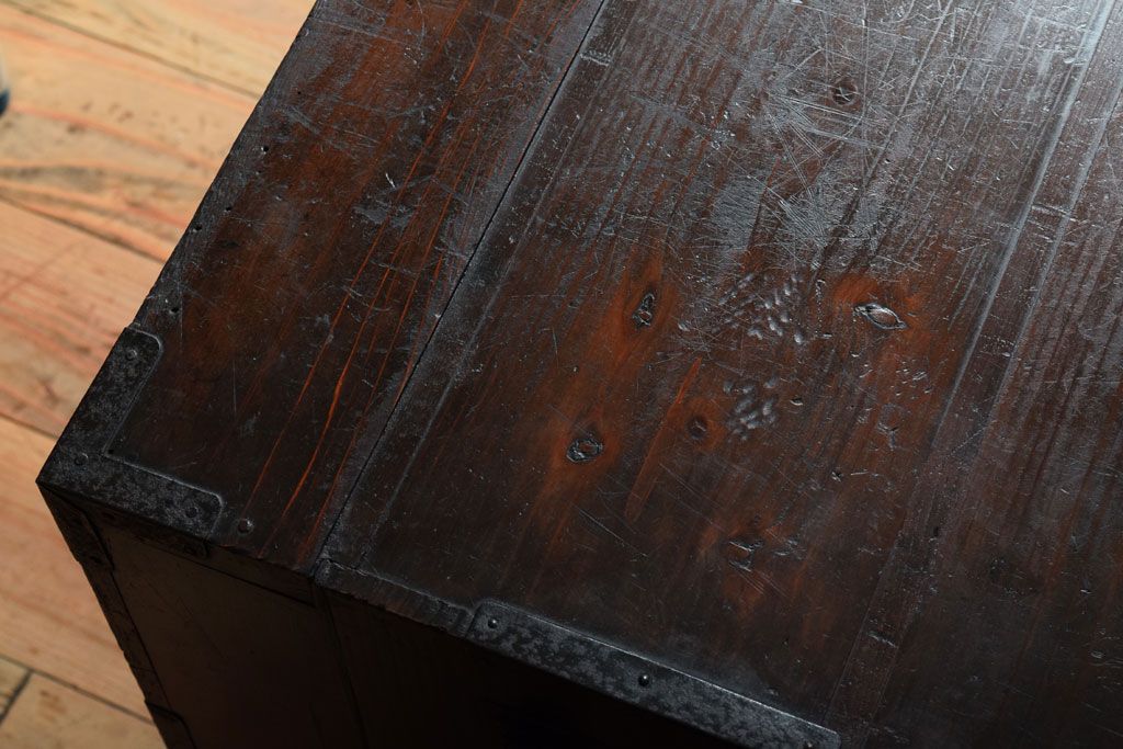 アンティーク家具　丸金具付き　シンプルな和製アンティーク衣装箪笥(時代箪笥ローボード)