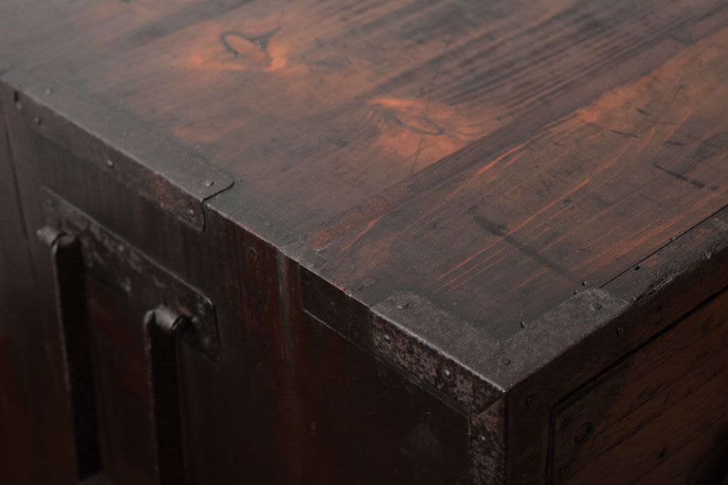 アンティーク家具　丸金具付き　シンプルな和製アンティーク衣装箪笥(時代箪笥ローボード)