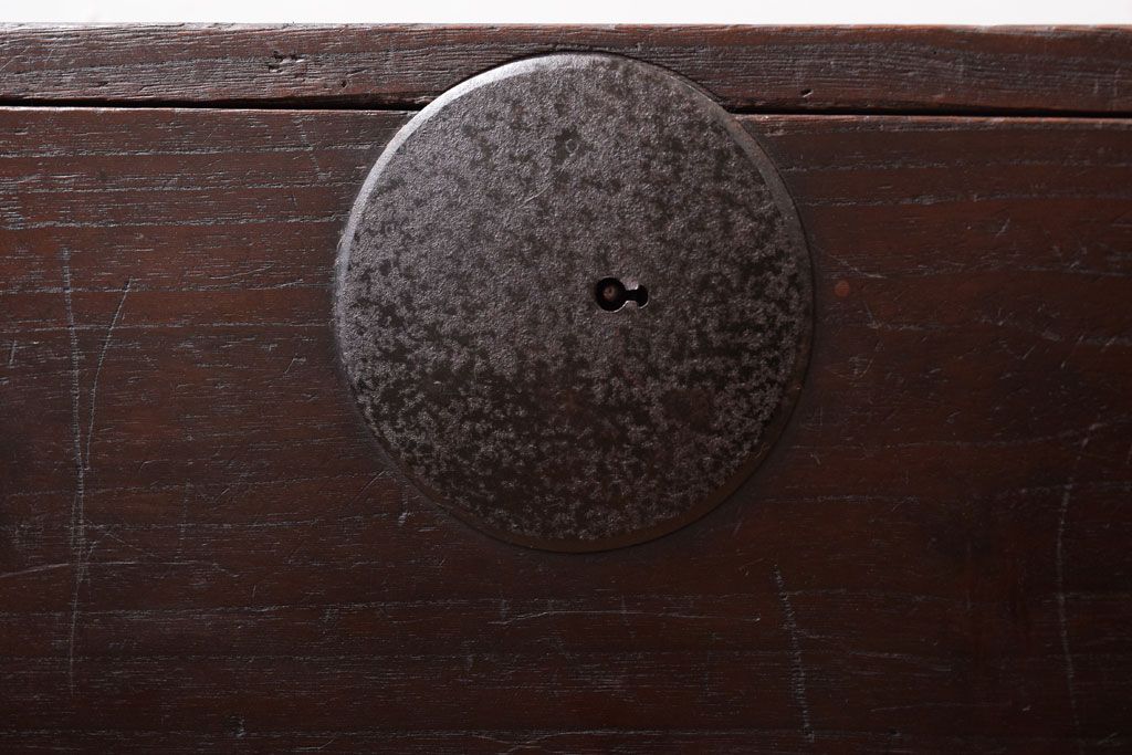 アンティーク家具　丸金具付き　シンプルな和製アンティーク衣装箪笥(時代箪笥ローボード)