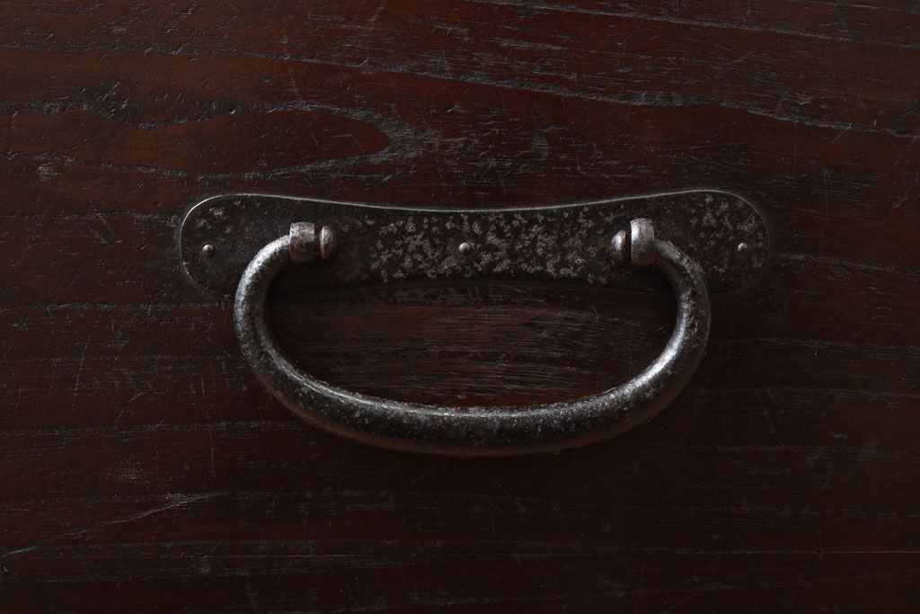 アンティーク家具　丸金具付き　シンプルな和製アンティーク衣装箪笥(時代箪笥ローボード)