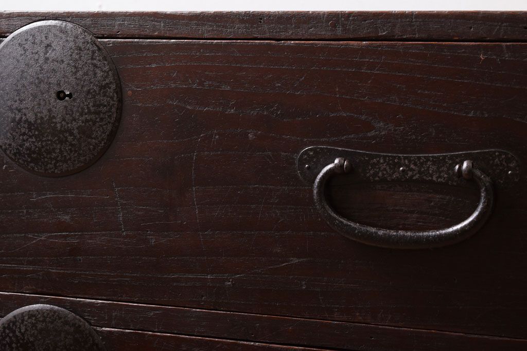 アンティーク家具　丸金具付き　シンプルな和製アンティーク衣装箪笥(時代箪笥ローボード)
