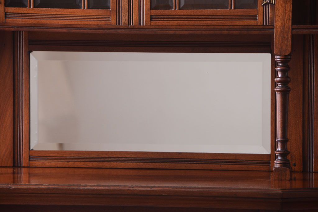アンティーク家具　マホガニー材　イギリスアンティークの面取りガラス入り高級ミラーキャビネット