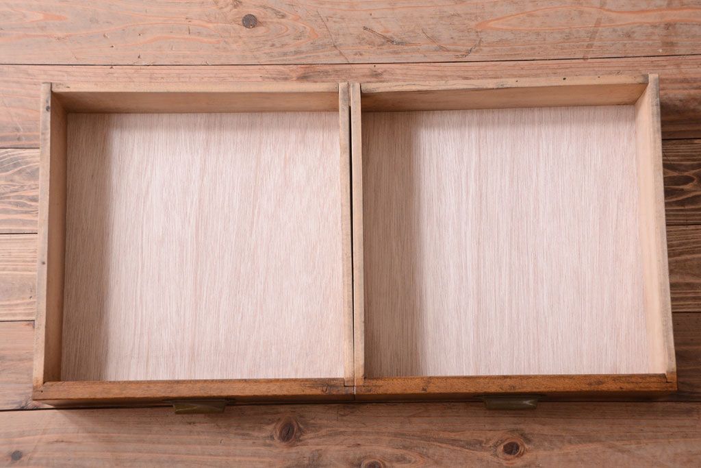 レトロ家具　気泡ガラス入り!古い木の昭和レトロなアンティーク食器棚(カップボード)