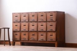 レトロ家具　ネームプレート!昭和レトロな脚付きパタパタ収納棚(ロッカー・マス目棚)