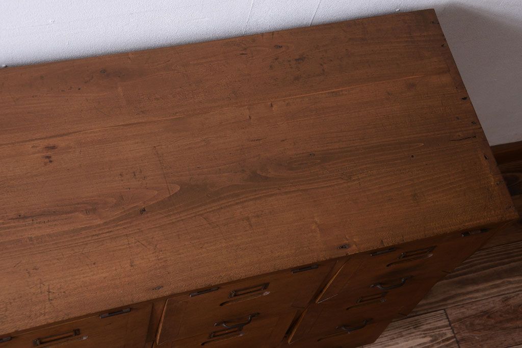 レトロ家具　ネームプレート!昭和レトロな脚付きパタパタ収納棚(ロッカー・マス目棚)