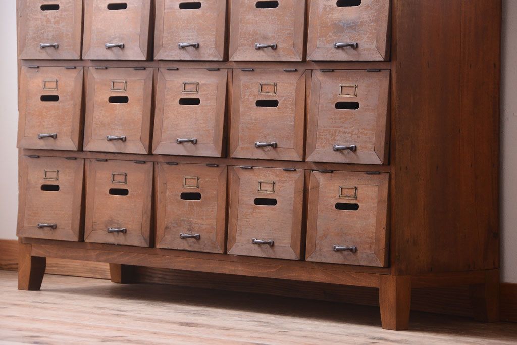 レトロ家具　ネームプレート!昭和レトロな脚付きパタパタ収納棚(ロッカー・マス目棚)