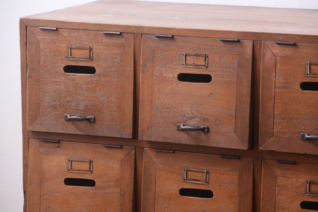 レトロ家具　ネームプレート!昭和レトロな脚付きパタパタ収納棚(ロッカー・マス目棚)