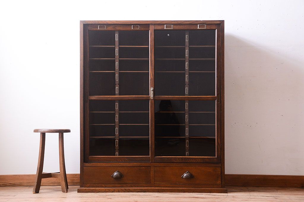 アンティーク家具　三方栗材!ネームプレート付きマス目収納戸棚(1)