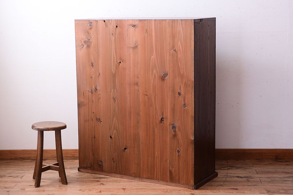 アンティーク家具　三方栗材!ネームプレート付きマス目収納戸棚(1)