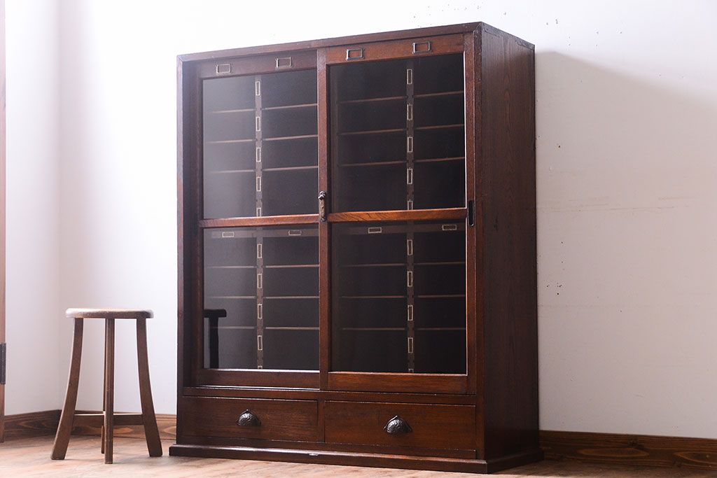 アンティーク家具　三方栗材!ネームプレート付きマス目収納戸棚(2)