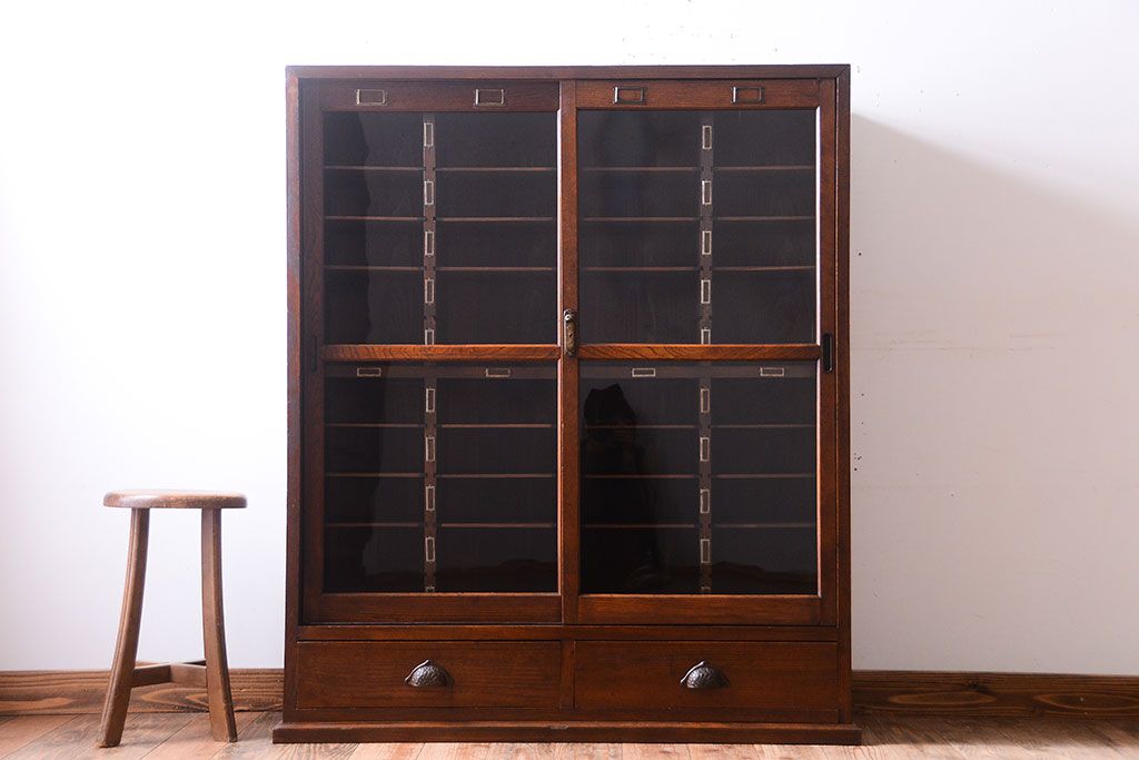 アンティーク家具　三方栗材!ネームプレート付きマス目収納戸棚(2)
