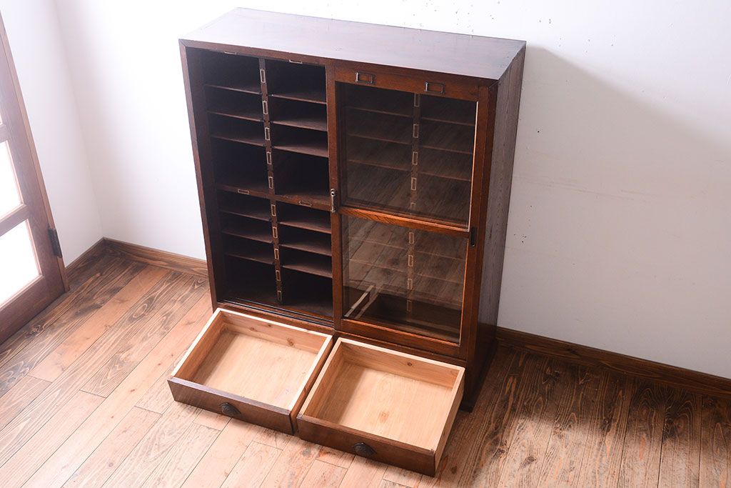 アンティーク家具　三方栗材!ネームプレート付きマス目収納戸棚(2)