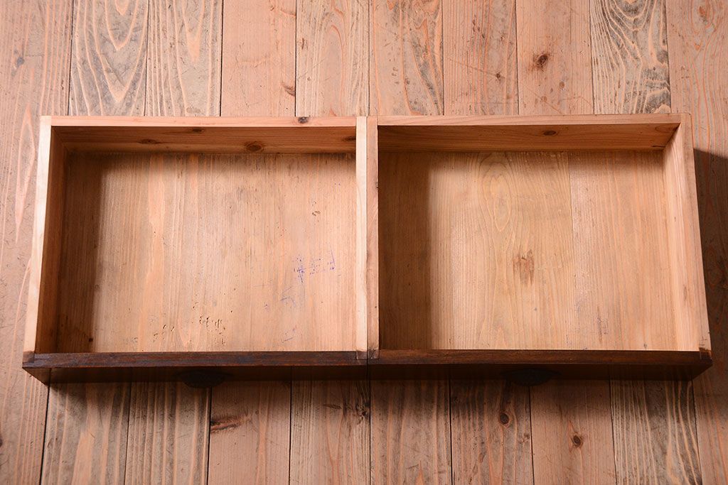 アンティーク家具　三方栗材!ネームプレート付きマス目収納戸棚(2)