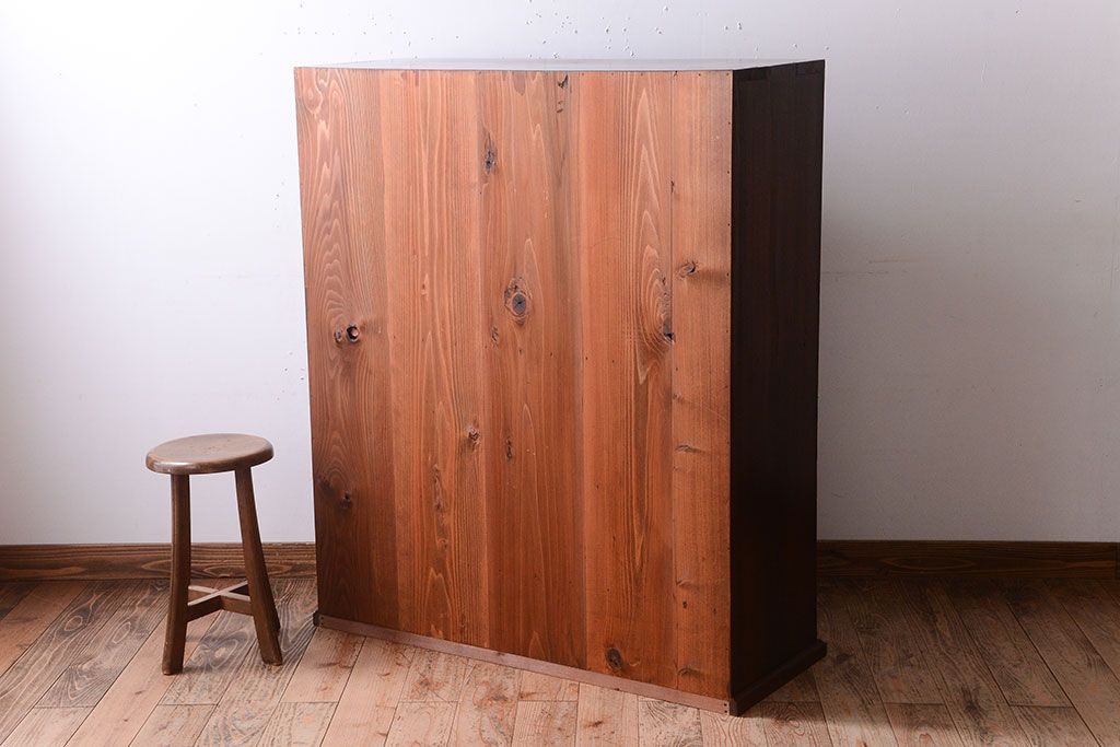 アンティーク家具　三方栗材!ネームプレート付きマス目収納戸棚(2)