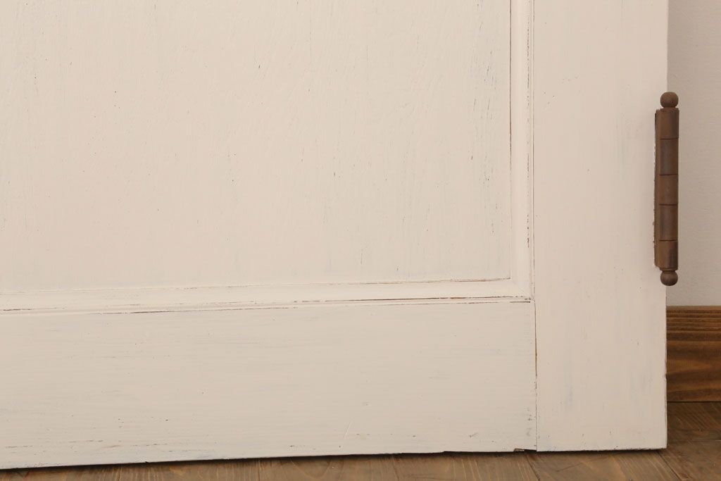 ダイヤガラス入りのレトロなアンティークホワイトペイントドア