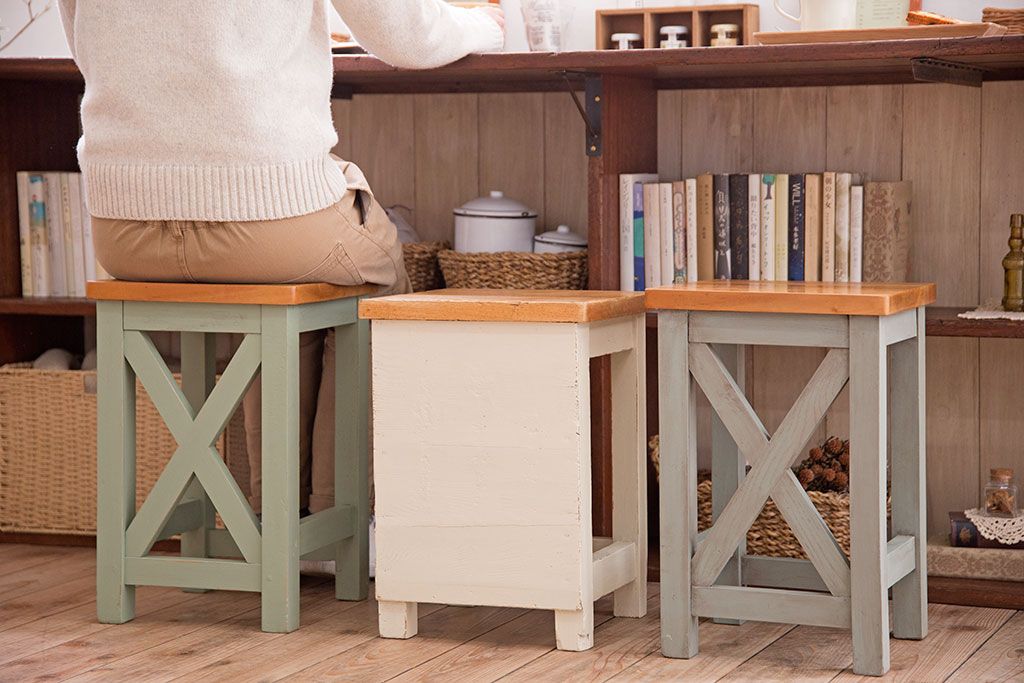 レトロ家具　昭和レトロ　ペイントがかわいい角スツール(くすんだグリーン)