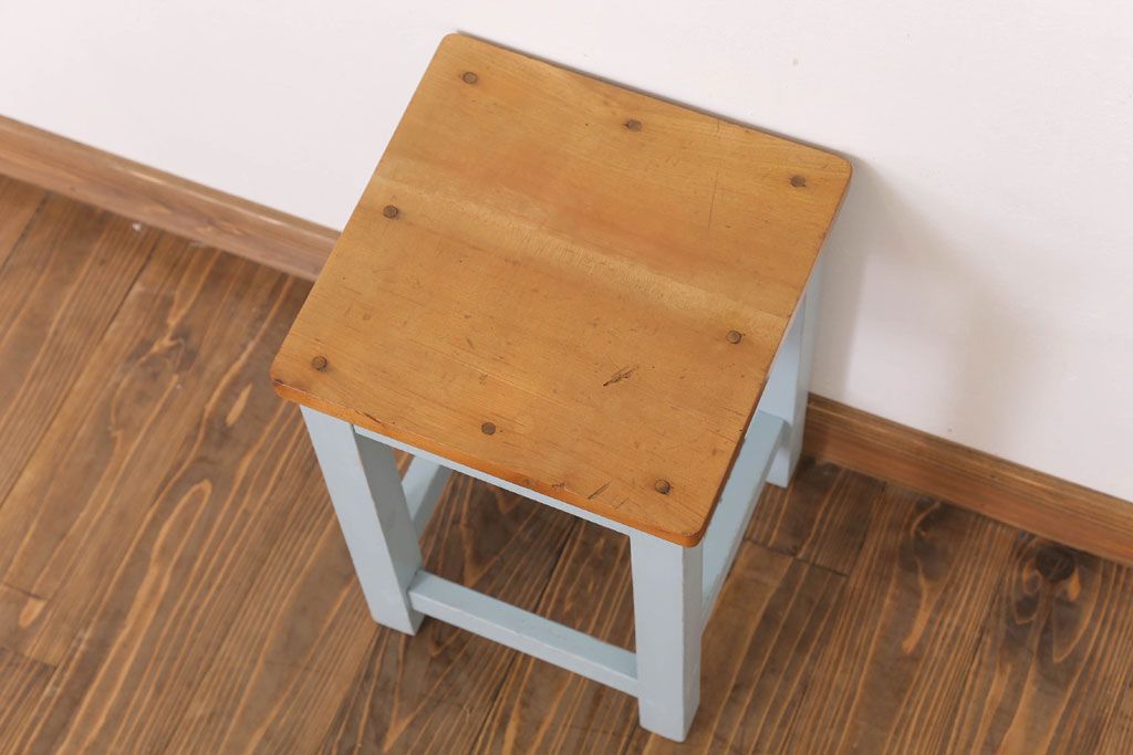 レトロ家具　昭和レトロ　ペイントがかわいい角スツール(くすんだ水色)