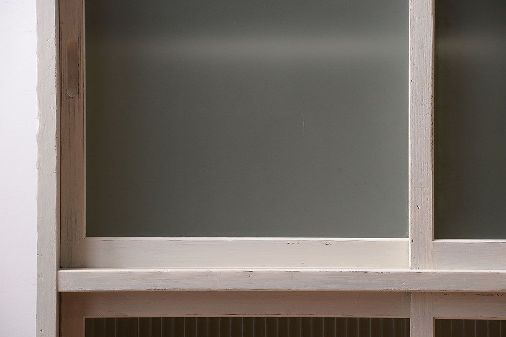 アンティーク家具　アンティークペイント　引き出し付き!モール・すりガラス入りのおしゃれな戸棚(収納棚)