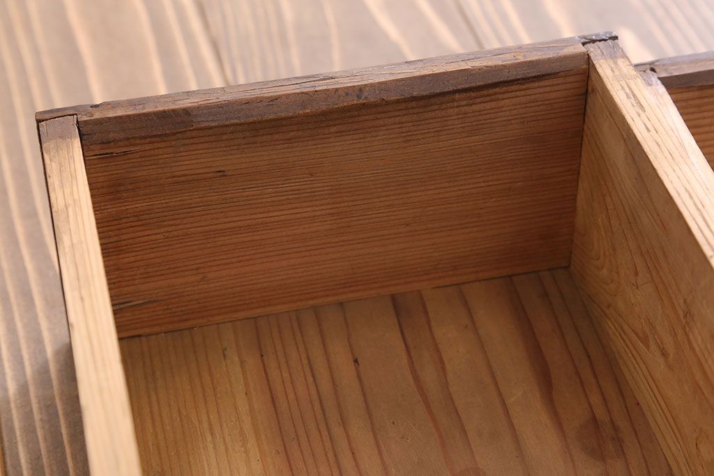 アンティーク家具　古い木味の小さなアンティーク小引き出し