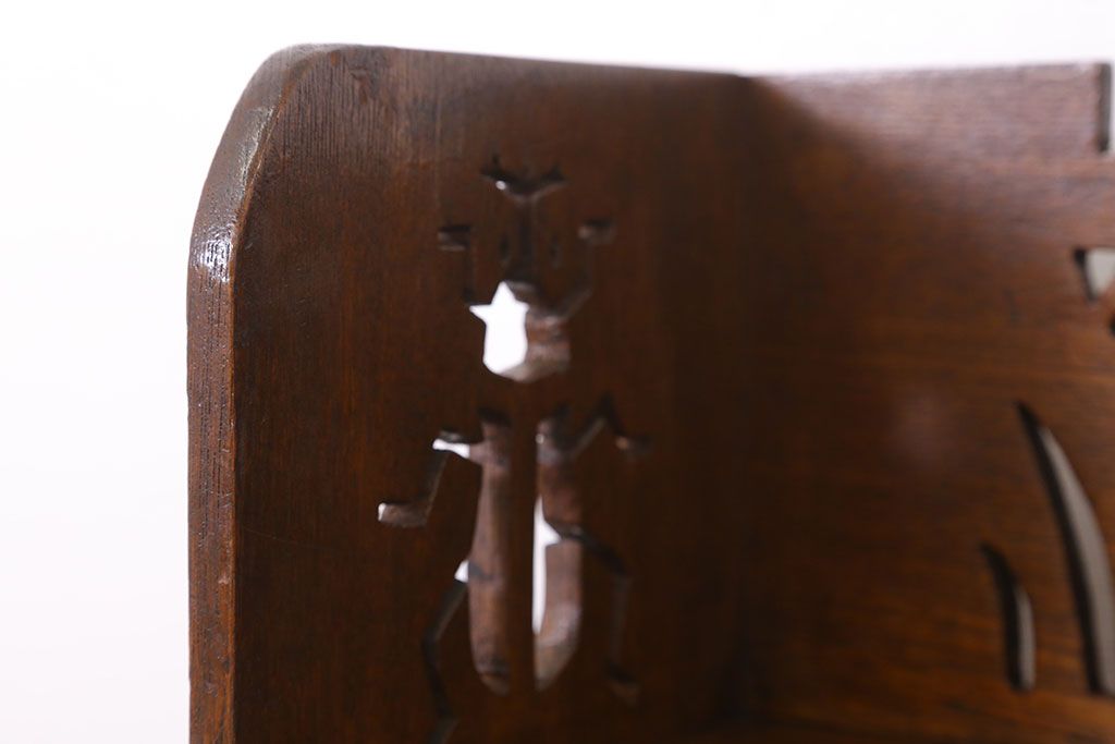 アンティーク雑貨　レトロな透かし彫りが愛らしい古い木製本立て
