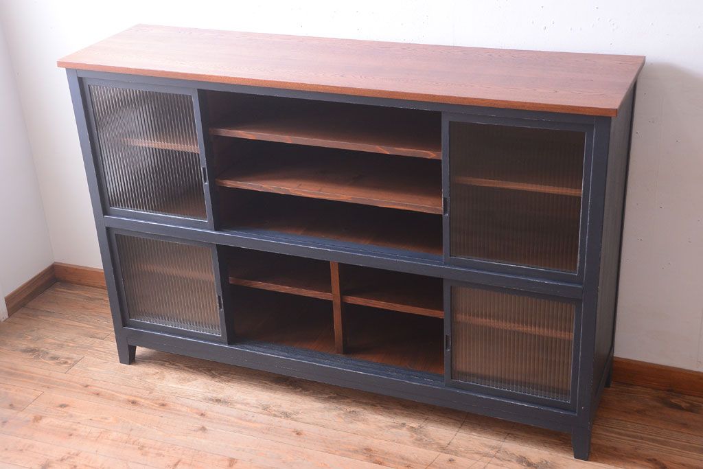 アンティーク家具　モールガラス入り!アンティークペイントの脚付きガラス戸棚