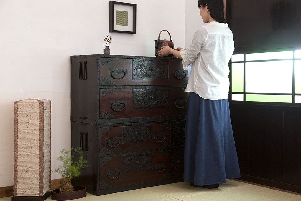 アンティーク家具　古民具・骨董　古い小振りな二段重ね佐渡箪笥(衣装箪笥)