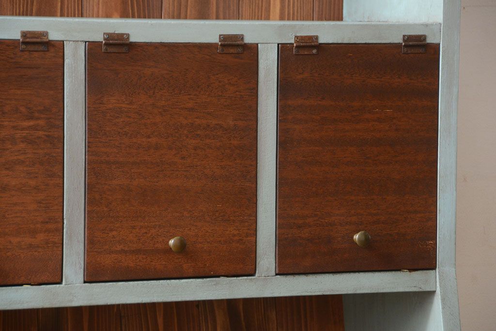 アンティーク家具　パタパタ戸棚付き!大きなペイント本棚