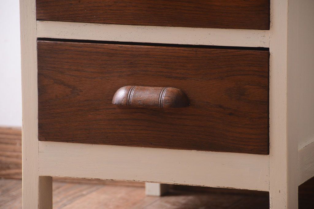 アンティーク家具　アンティークペイント　古い木製のデスクサイドキャビネット(4杯引き出し)