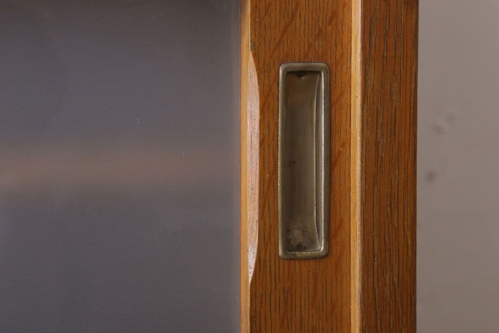 レトロ家具　昭和レトロな古い木製の脚付き本箱