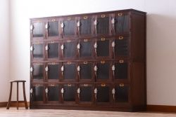アンティーク家具　ネームプレート付き!モールガラス扉の鍵付きロッカー(マス目棚)