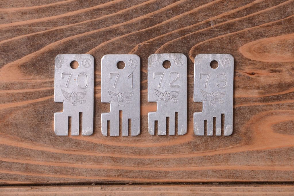 アンティーク家具　ネームプレート付き!モールガラス扉の鍵付きロッカー(マス目棚)