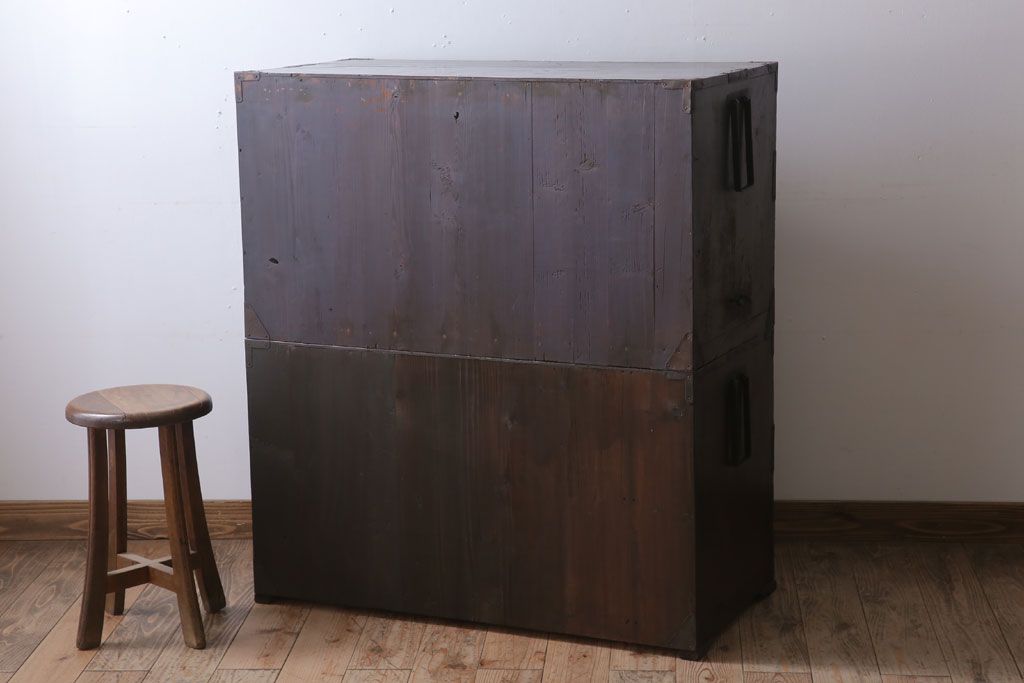 アンティーク家具　和製アンティーク　前面欅材製!丸金具付きの古い重ね衣装箪笥