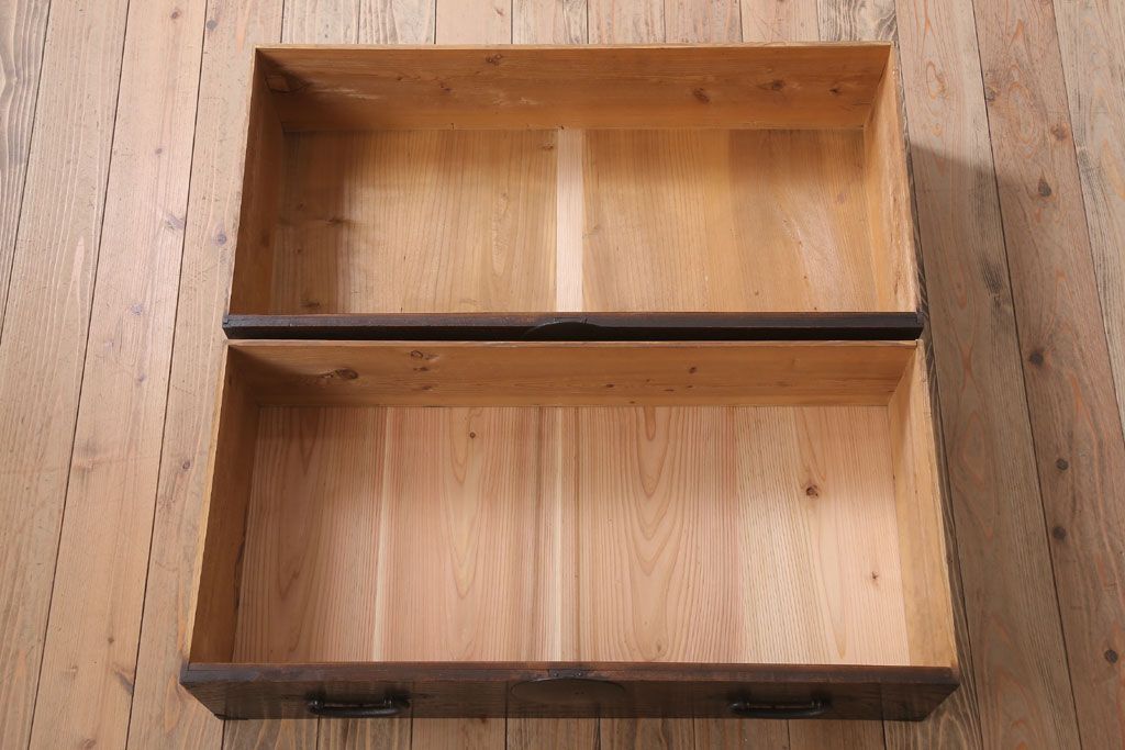 アンティーク家具　和製アンティーク　前面欅材製!丸金具付きの古い重ね衣装箪笥