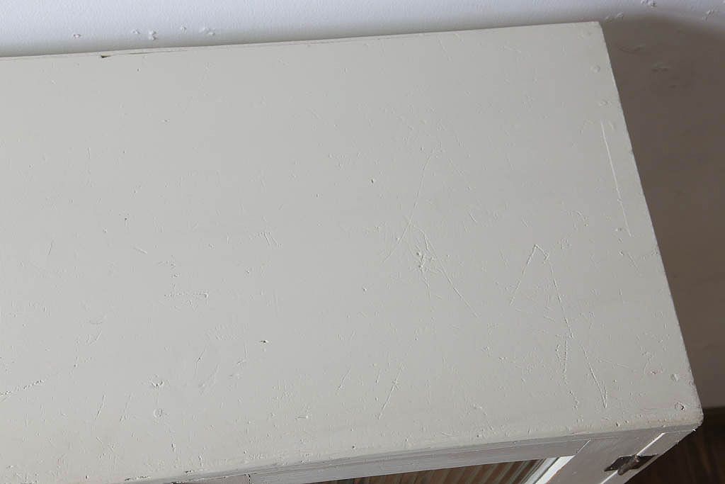 アンティーク家具　脚付き!モールガラス扉のアンティーク縦型収納棚