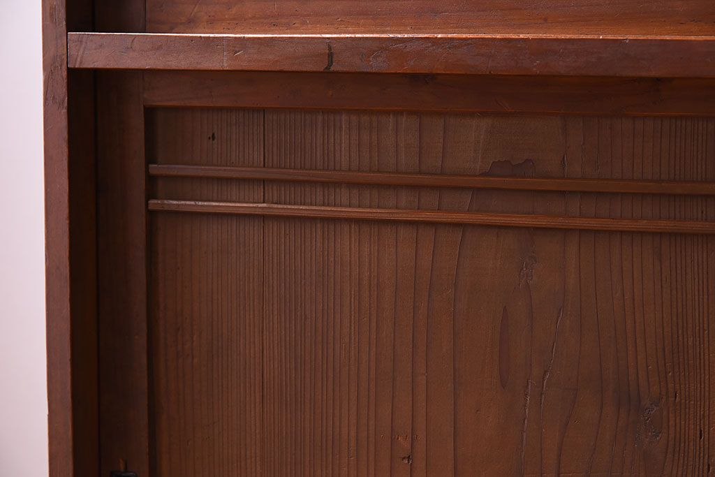 アンティーク家具　古い木製の小ぶりな引き戸収納棚