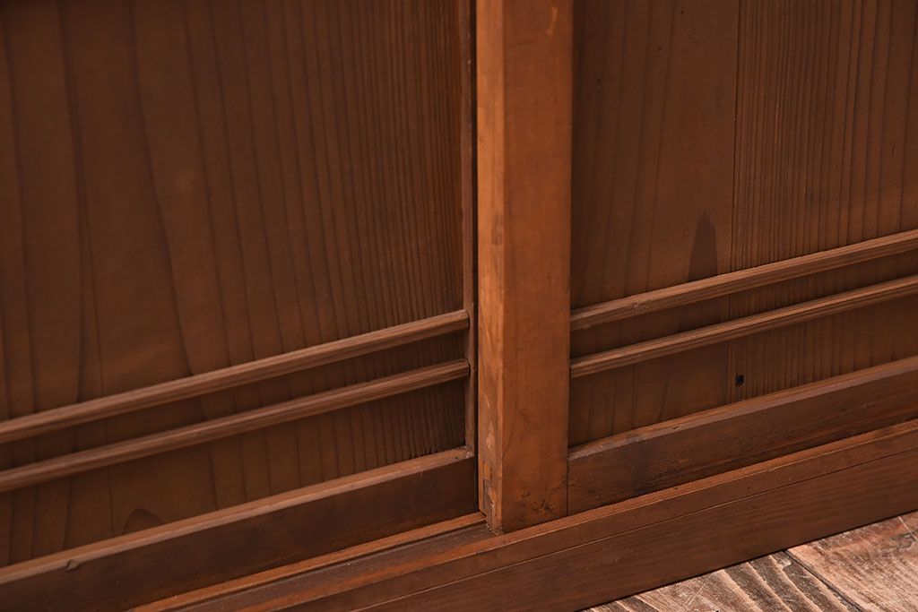 アンティーク家具　古い木製の小ぶりな引き戸収納棚